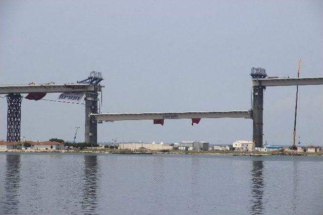 İzmit-körfez Asma Köprüsünün En Ağır Parçası Yerleştiriliyor