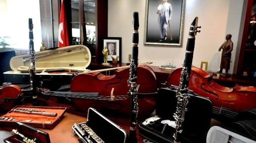 Bir Enst&uuml;r&uuml;man Bir &Ccedil;ocuk