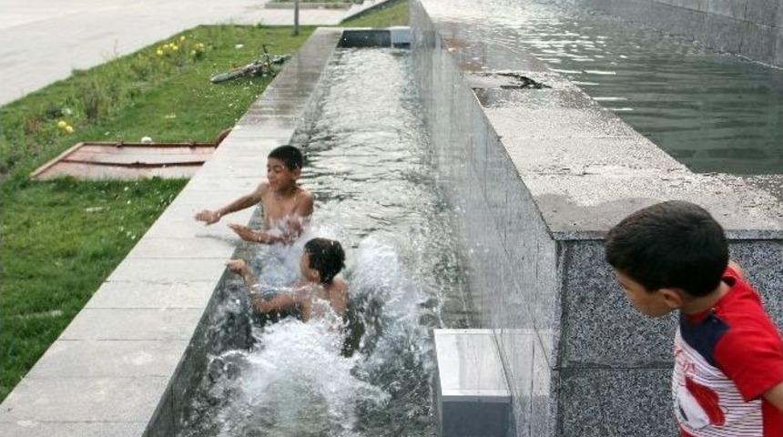 Çocuklar Serinlemek İçin Süs Havuzuna Girdi