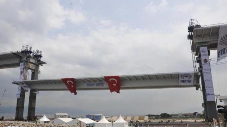 K&ouml;rfez K&ouml;pr&uuml;s&uuml;'nde 2 Bin 600 Tonluk Rekor Tabliye Operasyonu