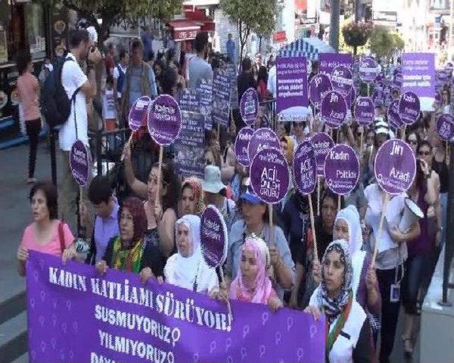 Kadınlar 'kadın Cinayetlerine Dur' Demek Için Yürüdüler