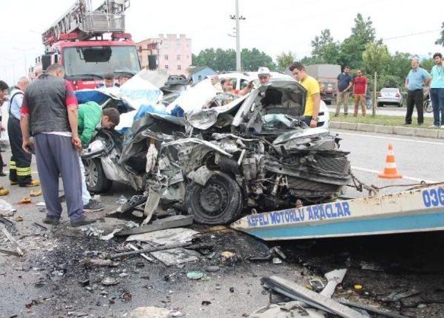 Otomobil Park Halindeki Tır'a Çarptı: 2 Ölü, 1 Yaralı