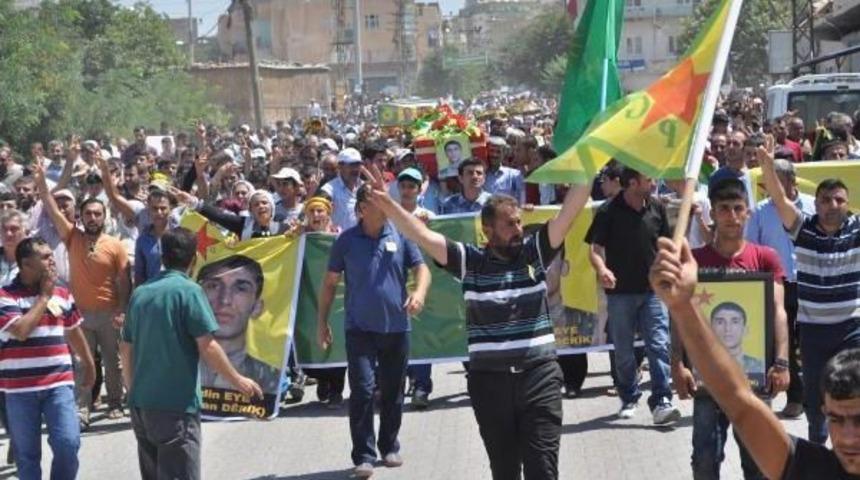 Işid'le Girdiği &Ccedil;atışmada &Ouml;len Ypg'li Eye, Derik'te Toprağa Verildi