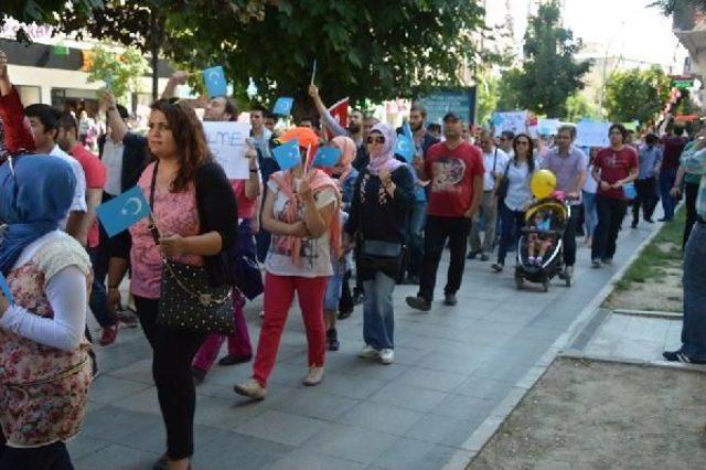 Sosyal Paylaşım Sitesi Üzerinden  Toplanan Yüzlerce Kişi Çin'i Protesto Etti