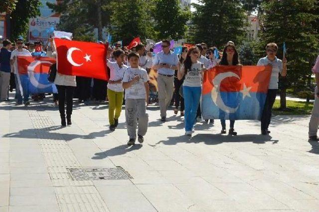 Sosyal Paylaşım Sitesi Üzerinden  Toplanan Yüzlerce Kişi Çin'i Protesto Etti