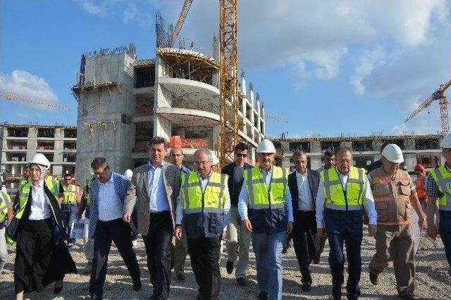 Bakan Müezzinoğlu Balıkesir Şehir Hastanesi İnşaatını İnceledi