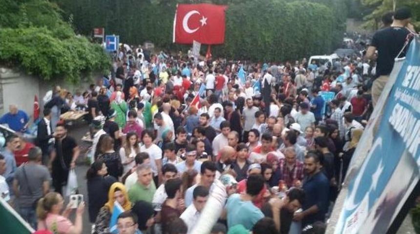 &Ccedil;in Başkonsolosluğu &Ouml;n&uuml;nde Doğu T&uuml;rkistan Eylemi