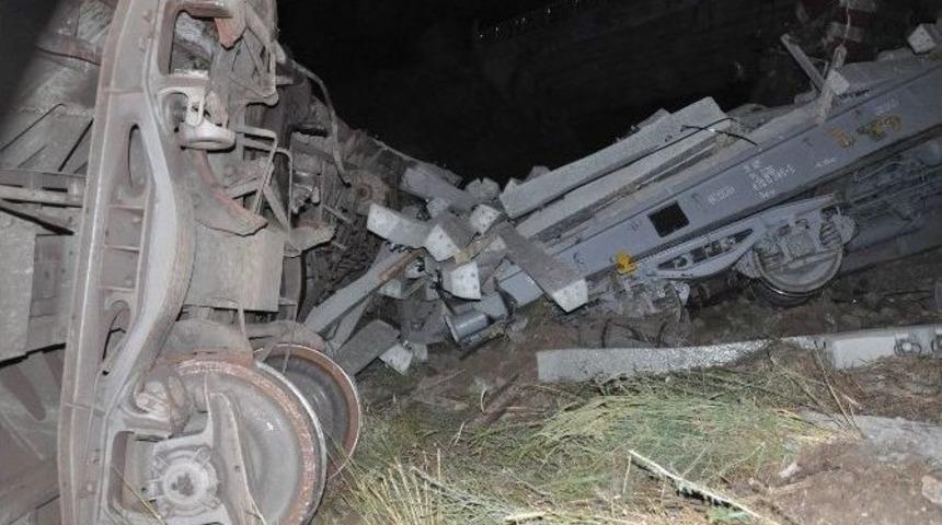 Sivas&rsquo;ta Y&uuml;k Trenleri &Ccedil;arpıştı: 1 &Ouml;l&uuml;, 1 Yaralı