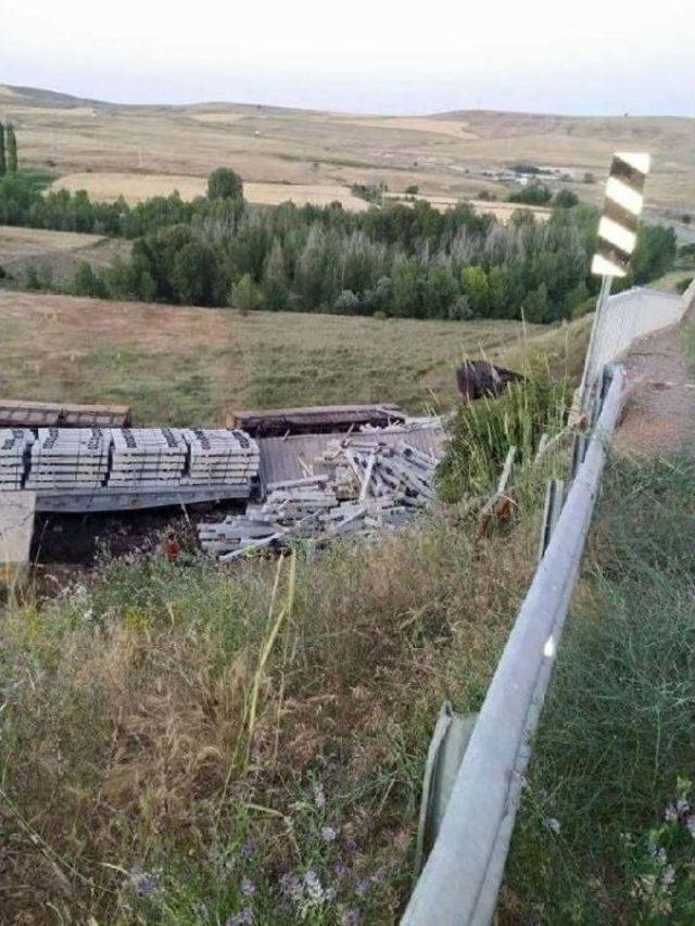 Sivas'ta Yük Trenleri Çarpıştı: 1 Ölü, 1 Yaralı