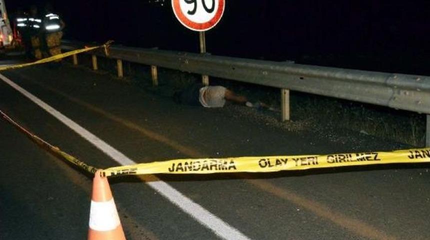 Yol Kenarında Erkek Cesedi Bulundu