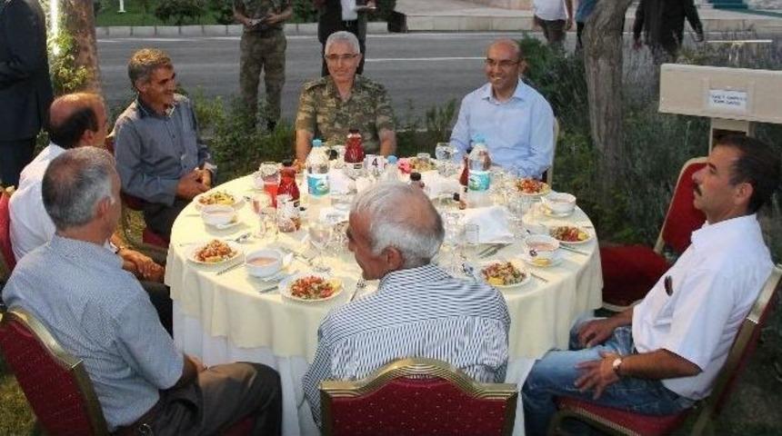 Komutanlar Ge&ccedil;ici K&ouml;y Koruyucularıyla Bir Araya Geldi