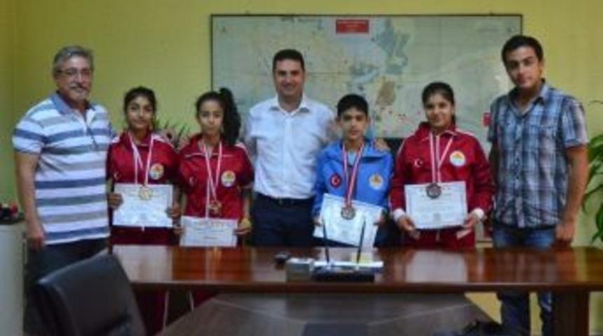 Ataşbak, Başarılı Haltercileri Kabul Etti