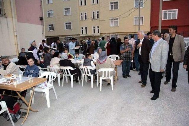 Belediyenin Meydan Mahallesi’ndeki İftar Yemeğine 3 Bin Kişi Katıldı