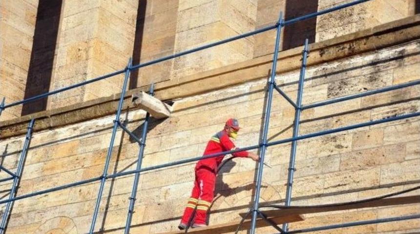 Anıtkabir Travertenleri Kum P&uuml;sk&uuml;rt&uuml;lerek Temizleniyor