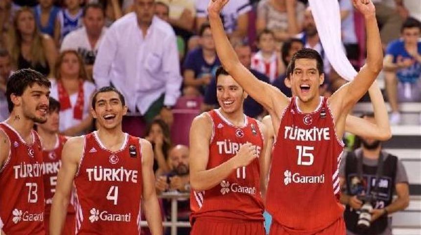 Pınar Karşıyaka Egemen'le Gururlu