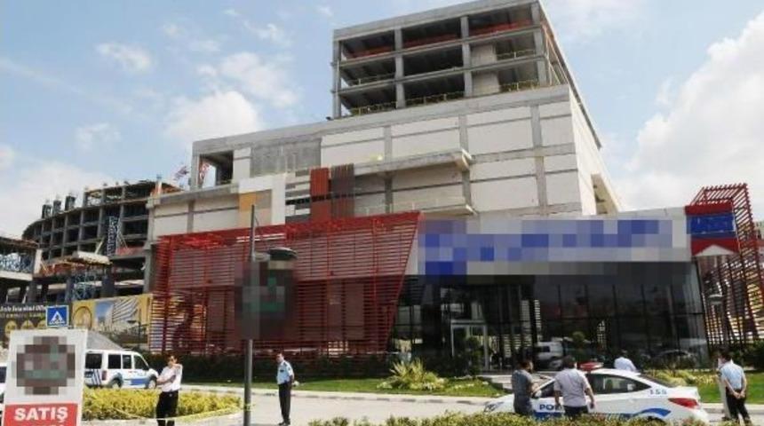 İnşaat Firmasını Basan Eli Silahlı Kişi Iki Saatte Ikna Oldu