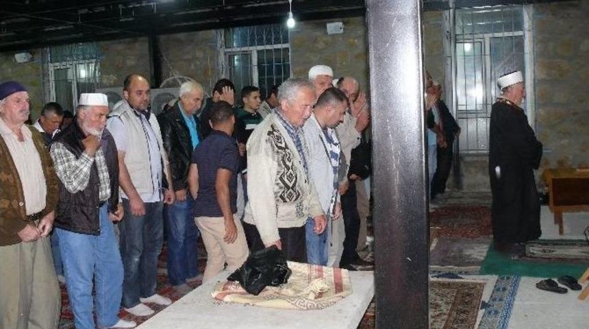 Bilecik&rsquo;te Cami Avlusunda Teravih Namazı