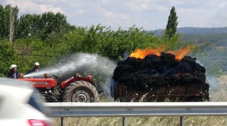 Hareket Halindeki R&ouml;morkun İ&ccedil;inde Bulunan Samanlar Alev Aldı