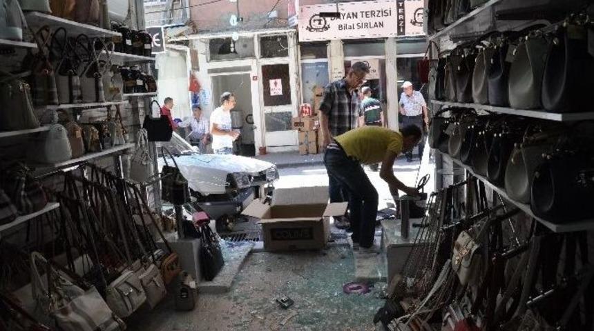 Balıkesir&rsquo;de Otomobil İş Yerine Girdi