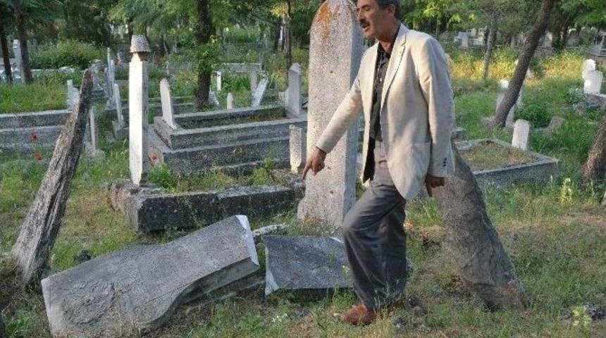 Tarihi Mezarları Ve Mezar Taşlarını Koruyamamışız