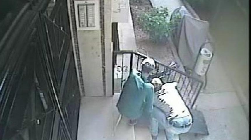 40 Saniyede Zinciri Kırıp Bisikleti &Ccedil;alan Hırsızlar Aranıyor