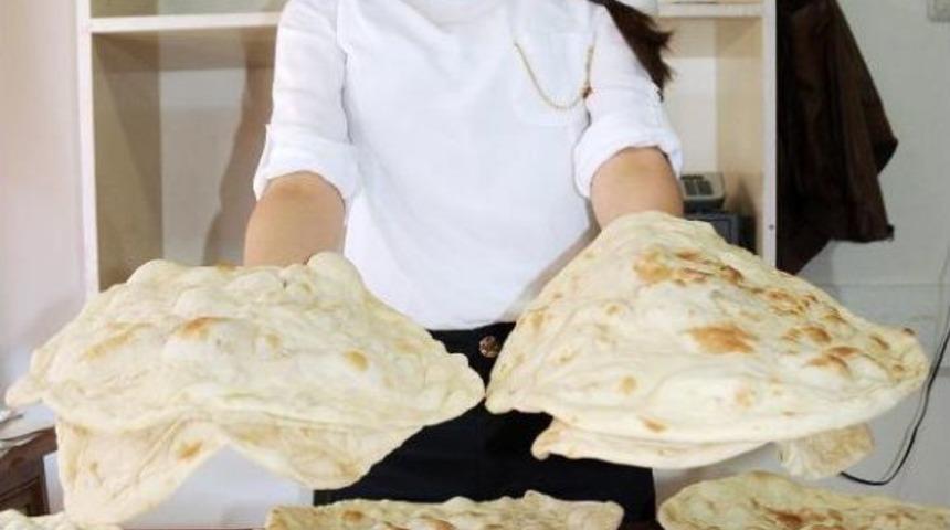 Iraklı M&uuml;lteciler Ge&ccedil;imlerini Tandır Ekmeği Ile Sağlıyor