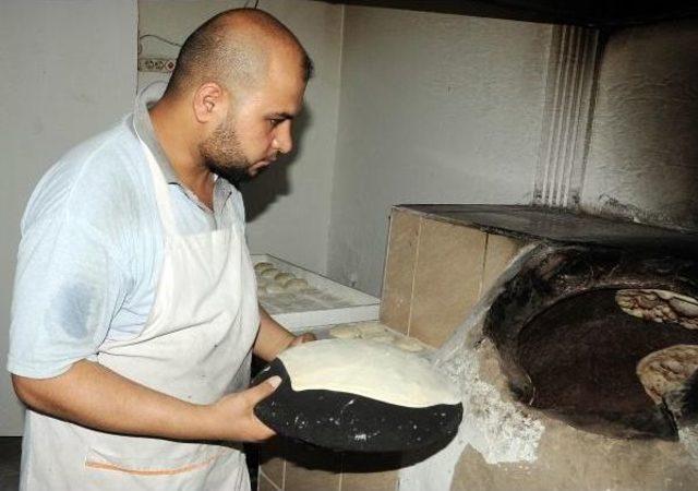 Iraklı Mülteciler Geçimlerini Tandır Ekmeği Ile Sağlıyor