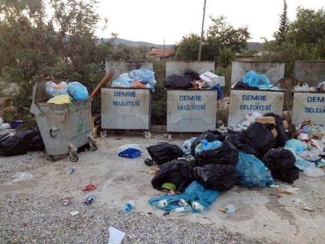 Turizm Cenneti Kekova’da Etrafa Saçılan Çöpler Tepki Çekiyor