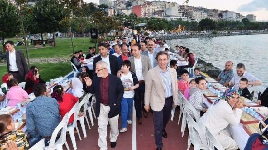 S&uuml;tl&uuml;ce Sahilinde 1 Kilometrelik İftar Sofrası