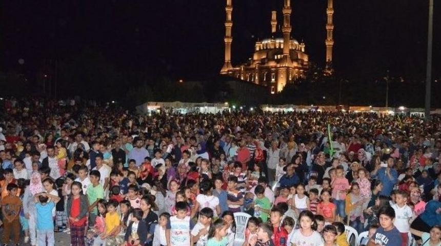 Ramazan Sokağına Gelen &Ccedil;ocuklar Doyasıya Eğleniyor