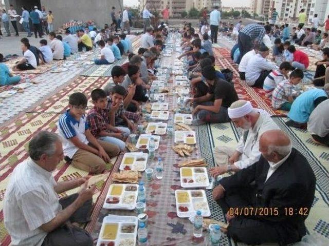 Kur’an Kursu Öğrenci Ve Hocaları İftarda Bir Araya Geldi