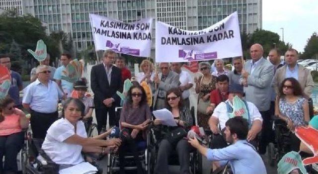 Kas Hastaları Derneği'nden İbb Önünde Eylem