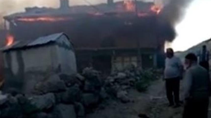 Sarıkamış&rsquo;ta &Ccedil;ıkan Yangın Cep Telefonuyla Kaydedildi