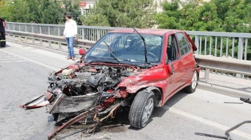 Bariyerlere &Ccedil;arpan Ara&ccedil; Par&ccedil;alandı: 1 Yaralı