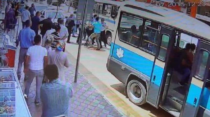 Minib&uuml;s Şof&ouml;rlerinin Yolcu Kavgası