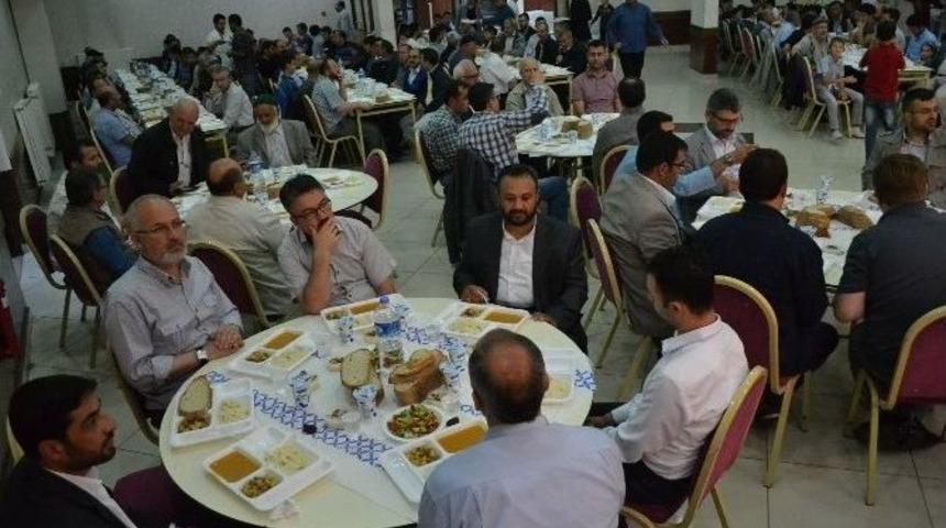 Boz&uuml;y&uuml;k Mevlana Derneği&rsquo;nden İftar