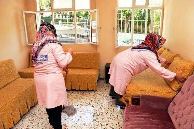 Antakya Belediyesi, Yaşlılara Ücretsiz Evde Temizlik Ve Bakım Hizmeti Veriyor