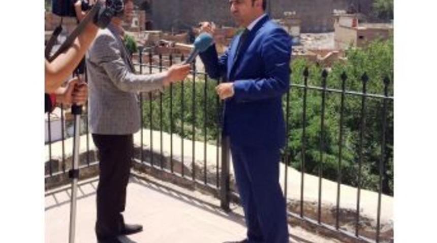 Diyarbakırlı Vekilden Tarihi Surlarda Selfie Teklifi
