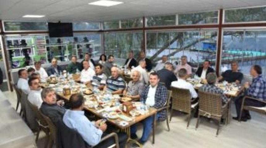 &Uuml;z&uuml;lmez, Kartepeli Muhtarlarla İftarda Buluştu