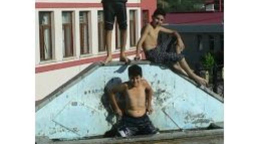 İskilip&rsquo;te &Ccedil;ocuklar &Ccedil;eşme Oluklarında Serinliyor