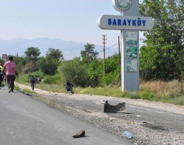 Otomobil Yol Kenarındaki Aileye Çarptı: Anne Ve Bebeği Öldü