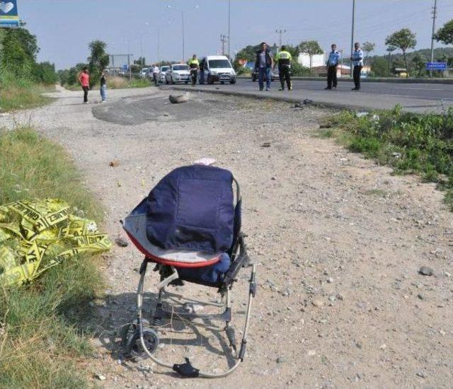 Otomobil Yol Kenarındaki Aileye Çarptı: Anne Ve Bebeği Öldü