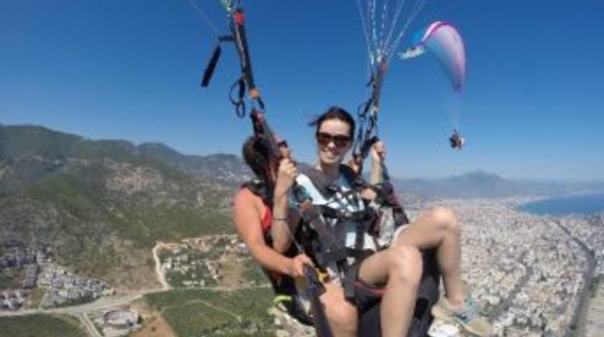 Kazaklar, Nazarbayev&rsquo;in Doğum G&uuml;n&uuml;n&uuml; Havada Kutladı