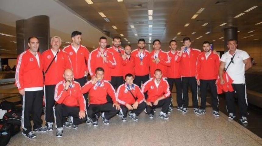 Şampiyon Itfaiyecilere Sirenli Karşılama