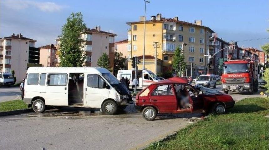 Kastamonu&rsquo;da Minib&uuml;s İle Otomobil &Ccedil;arpıştı: 1 &Ouml;l&uuml;, 5 Yaralı