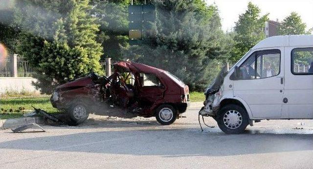 Kastamonu’da Minibüs İle Otomobil Çarpıştı: 1 Ölü, 5 Yaralı