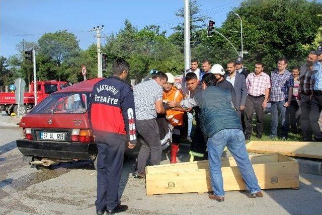 Kastamonu’da Minibüs İle Otomobil Çarpıştı: 1 Ölü, 5 Yaralı