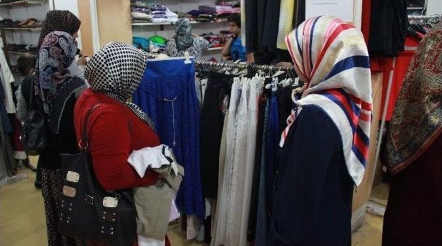 (&ouml;zel Haber) Bayram &Ouml;ncesi Suriyeli Ve Filistinlilere Giyim Yardımı