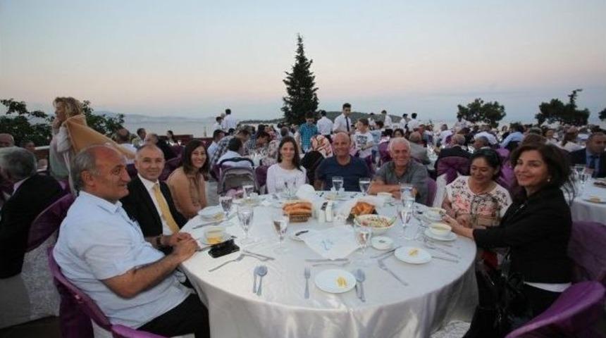 Başkan Altınok Öz, Muhtarlarla İftarda Buluştu