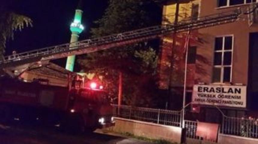 Mahsur Kalan Köpeği İtfaiye Kurtardı